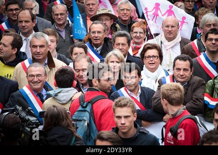 Herve Mariton, Patrick Ollier und Christine Boutin sowie Zehntausende Demonstranten gingen am Sonntag, den 5. Oktober 2014, auf die Straßen von Paris, Frankreich, um sich gegen die von ihnen als familienfeindlich vertrat Politik der Regierung zu wehren. Die Protestierenden, darunter eine Mischung aus Hardliner-Katholiken und traditionellen Konservativen, erklärten ihren Widerstand gegen eine Reihe von Ursachen, darunter Leihmutter und künstliche Besamung für nicht-verheiratete Paare. Foto von Audrey Poree/ABACAPRESS.COM Stockfoto