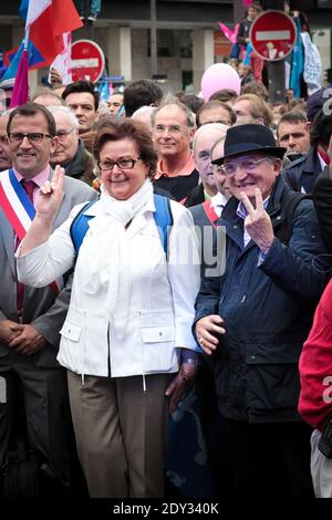 Christine Boutin und Zehntausende Demonstranten gingen am Sonntag, den 5. Oktober 2014, auf die Straßen von Paris, Frankreich, um sich gegen die von ihnen als familienfeindlich vertrat Politik der Regierung zu wehren. Die Protestierenden, darunter eine Mischung aus Hardliner-Katholiken und traditionellen Konservativen, erklärten ihren Widerstand gegen eine Reihe von Ursachen, darunter Leihmutter und künstliche Besamung für nicht-verheiratete Paare. Foto von Audrey Poree/ABACAPRESS.COM Stockfoto