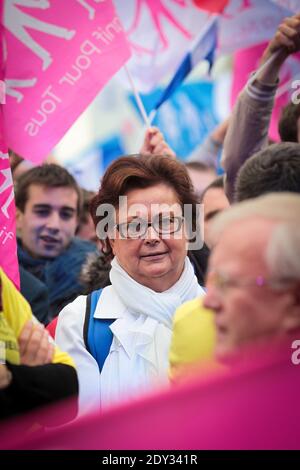 Christine Boutin und Zehntausende Demonstranten gingen am Sonntag, den 5. Oktober 2014, auf die Straßen von Paris, Frankreich, um sich gegen die von ihnen als familienfeindlich vertrat Politik der Regierung zu wehren. Die Protestierenden, darunter eine Mischung aus Hardliner-Katholiken und traditionellen Konservativen, erklärten ihren Widerstand gegen eine Reihe von Ursachen, darunter Leihmutter und künstliche Besamung für nicht-verheiratete Paare. Foto von Audrey Poree/ABACAPRESS.COM Stockfoto