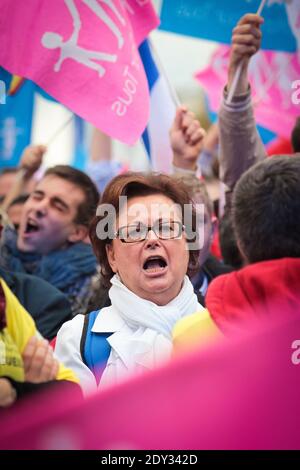 Christine Boutin und Zehntausende Demonstranten gingen am Sonntag, den 5. Oktober 2014, auf die Straßen von Paris, Frankreich, um sich gegen die von ihnen als familienfeindlich vertrat Politik der Regierung zu wehren. Die Protestierenden, darunter eine Mischung aus Hardliner-Katholiken und traditionellen Konservativen, erklärten ihren Widerstand gegen eine Reihe von Ursachen, darunter Leihmutter und künstliche Besamung für nicht-verheiratete Paare. Foto von Audrey Poree/ABACAPRESS.COM Stockfoto