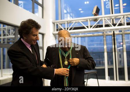 DER US-Musiker und Produzent Quincy Jones wurde am 6. Oktober 2014 vom französischen ehemaligen Kulturminister Jack lang (L) am Institut du Monde Arabe (Arabisches Weltinstitut) in Paris mit dem Grand Commandeur de l'Ordre des Arts et des Lettres ausgezeichnet. Foto von Emeric Fohlen/ABACAPRESS.COM Stockfoto