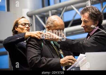 DER US-Musiker und Produzent Quincy Jones wurde am 6. Oktober 2014 vom französischen ehemaligen Kulturminister Jack lang (L) am Institut du Monde Arabe (Arabisches Weltinstitut) in Paris mit dem Grand Commandeur de l'Ordre des Arts et des Lettres ausgezeichnet. Foto von Emeric Fohlen/ABACAPRESS.COM Stockfoto