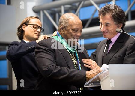 DER US-Musiker und Produzent Quincy Jones wurde am 6. Oktober 2014 vom französischen ehemaligen Kulturminister Jack lang (L) am Institut du Monde Arabe (Arabisches Weltinstitut) in Paris mit dem Grand Commandeur de l'Ordre des Arts et des Lettres ausgezeichnet. Foto von Emeric Fohlen/ABACAPRESS.COM Stockfoto