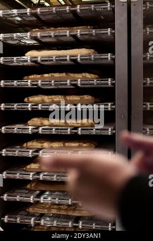 Atmosphäre rund um den Baguette-Spender des französischen Bäckers Jean-Louis Hecht, den PaniVending, während seiner Einweihung vor der Bäckerei 'La Panamette' in Paris, Frankreich am 9. Oktober 2014. PaniVending ist der erste Automaten für frisches Brot in der Hauptstadt. Hecht gewann den 1. Preis des Concours Lepine 2014, einem französischen jährlichen Wettbewerb für Erfinder. Foto von Stephane Lemouton/ABACAPRESS.COM Stockfoto
