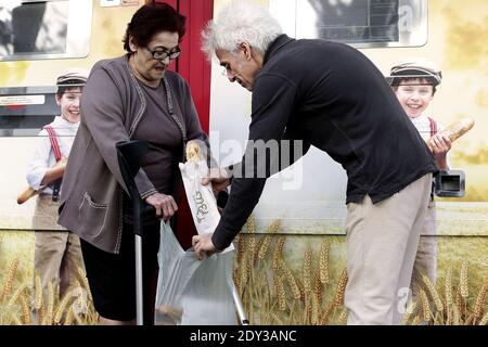 Atmosphäre rund um den Baguette-Spender des französischen Bäckers Jean-Louis Hecht, den PaniVending, während seiner Einweihung vor der Bäckerei 'La Panamette' in Paris, Frankreich am 9. Oktober 2014. PaniVending ist der erste Automaten für frisches Brot in der Hauptstadt. Hecht gewann den 1. Preis des Concours Lepine 2014, einem französischen jährlichen Wettbewerb für Erfinder. Foto von Stephane Lemouton/ABACAPRESS.COM Stockfoto