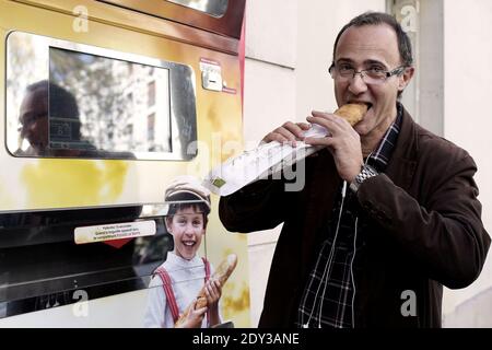 Atmosphäre rund um den Baguette-Spender des französischen Bäckers Jean-Louis Hecht, den PaniVending, während seiner Einweihung vor der Bäckerei 'La Panamette' in Paris, Frankreich am 9. Oktober 2014. PaniVending ist der erste Automaten für frisches Brot in der Hauptstadt. Hecht gewann den 1. Preis des Concours Lepine 2014, einem französischen jährlichen Wettbewerb für Erfinder. Foto von Stephane Lemouton/ABACAPRESS.COM Stockfoto