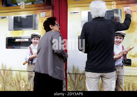 Atmosphäre rund um den Baguette-Spender des französischen Bäckers Jean-Louis Hecht, den PaniVending, während seiner Einweihung vor der Bäckerei 'La Panamette' in Paris, Frankreich am 9. Oktober 2014. PaniVending ist der erste Automaten für frisches Brot in der Hauptstadt. Hecht gewann den 1. Preis des Concours Lepine 2014, einem französischen jährlichen Wettbewerb für Erfinder. Foto von Stephane Lemouton/ABACAPRESS.COM Stockfoto