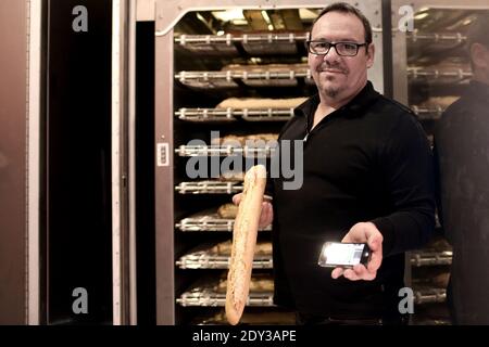 Der französische Bäcker Jean-Louis Hecht steht neben seinem Baguette-Spender, dem PaniVending, während seiner Einweihung vor der Bäckerei "La Panamette" in Paris, Frankreich am 9. Oktober 2014. PaniVending ist der erste Automaten für frisches Brot in der Hauptstadt. Hecht gewann den 1. Preis des Concours Lepine 2014, einem französischen jährlichen Wettbewerb für Erfinder. Foto von Stephane Lemouton/ABACAPRESS.COM Stockfoto
