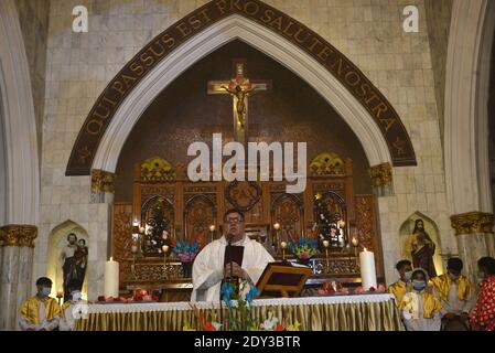 Pakistanische Christen Gläubige besuchen Mitte der Nacht Weihnachtsmesse besonderen Gottesdienst vor weihnachten Feiern in St. Anthony's Church in Lahore. Stockfoto