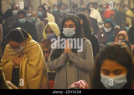 Pakistanische Christen Gläubige besuchen Mitte der Nacht Weihnachtsmesse besonderen Gottesdienst vor weihnachten Feiern in St. Anthony's Church in Lahore. Stockfoto