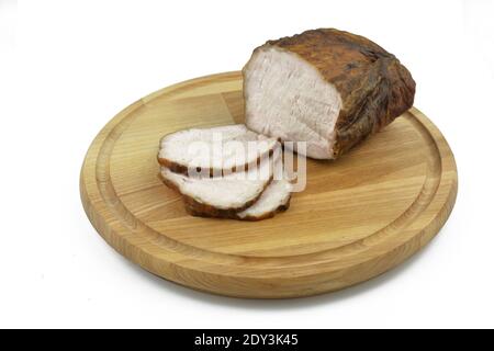 In Scheiben geschnittener Schinken-Speck mit Fleisch auf einem Holzbrett. ​​finished Stockfoto