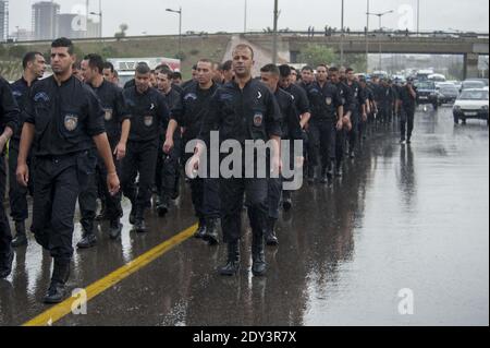 Polizisten nehmen am 14. Oktober 2014 in Algier, Algerien, an einem öffentlichen Protest Teil, um eine Polizeidemonstration über Arbeitsbedingungen und Unruhen in der südlichen Stadt Ghardaia zu unterstützen. Laut der Zeitung al-Watan nahmen 1500 Polizisten an der Demonstration am 13. Oktober 2014 in Ghardaia Teil, wo seit Monaten Zusammenstöße zwischen Arabern und Berbern stattfinden. Foto von Ammi Louiza/ABACAPRESS.COM Stockfoto