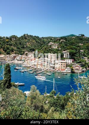 Portofino Ligurien Italien, schöne Bucht mit bunten Häusern in Portofino, Ligurien, Italien.Europa Stockfoto