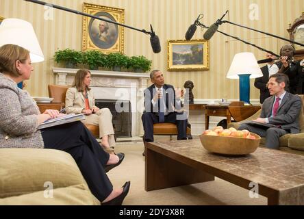 Präsident Barack Obama wendet sich nach einem Treffen mit seinem Team, das die Reaktion der Regierung auf Ebola koordiniert, am 16. Oktober 2014 im Oval Office im Weißen Haus in Washington, DC, USA, an die Medien. Obama traf sich mit Sylvia Burwell, Secretary of Health and Human Services, Denis McDonough, Stabschef des Weißen Hauses, Susan Rice, Nationale Sicherheitsberaterin, Lisa Monaco, Assistentin des Präsidenten für innere Sicherheit und Terrorismusbekämpfung, und Dr. Thomas Frieden, Direktor der Zentren für Krankheitskontrolle und Prävention. Foto von Kevin Dietsch/UPI/ABACAPRESS.COM Stockfoto