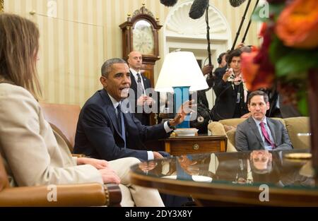 Präsident Barack Obama wendet sich nach einem Treffen mit seinem Team, das die Reaktion der Regierung auf Ebola koordiniert, am 16. Oktober 2014 im Oval Office im Weißen Haus in Washington, DC, USA, an die Medien. Obama traf sich mit Sylvia Burwell , Ministerin für Gesundheit und menschliche Dienste, Denis McDonough, Stabschef des Weißen Hauses, Susan Rice, Nationale Sicherheitsberaterin, Lisa Monaco, Assistentin des Präsidenten für innere Sicherheit und Terrorismusbekämpfung, und Dr. Thomas Frieden, Direktor der Zentren für Krankheitskontrolle und Prävention. Foto von Kevin Dietsch/UPI/ABACAPRESS.COM Stockfoto