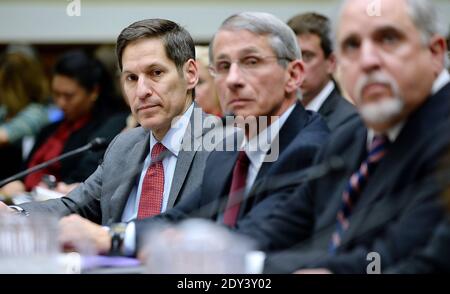 Von L bis R, Thomas Frieden, Direktor der Centers for Disease Control and Prevention; Anthony Fauci, Direktor des National Institute of Allergy and Infectious Disease; Robin Robinson, Direktor der Biomedical Advanced Research and Development Authority im US Department of Health and Human Services (HHS), Büro des stellvertretenden Sekretärs für Vorsorge und Reaktion Zeugenaussage vor einer Anhörung des Energie- und Handelsausschusses des Repräsentantenhauses über die Untersuchung der öffentlichen Gesundheitsreaktion der USA auf den Ebola-Ausbruch auf dem Capitol Hill in Washington, DC, USA, auf Oktob Stockfoto