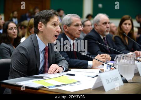 Von L bis R, Thomas Frieden, Direktor der Zentren für Krankheitskontrolle und Prävention; Anthony Fauci, Direktor des National Institute of Allergy and Infectious Disease; Robin Robinson, Direktor der Biomedical Advanced Research and Development Authority im US Department of Health and Human Services (HHS), Büro des Assistant Secretary for Preparedness and Response; Luciana Borio, stellvertretende kommissarin für Terrorismusbekämpfung bei der Food and Drug Administration; Und John Wagner, amtierender stellvertretender kommissar für Zoll- und Grenzschutzamt, Prep Stockfoto