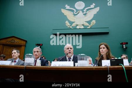 Von L bis R, Thomas Frieden, Direktor der Zentren für Krankheitskontrolle und Prävention; Anthony Fauci, Direktor des National Institute of Allergy and Infectious Disease; Robin Robinson, Direktor der Biomedical Advanced Research and Development Authority im US Department of Health and Human Services (HHS), Büro des Assistant Secretary for Preparedness and Response; Luciana Borio, stellvertretende kommissarin für Terrorismusbekämpfung bei der Food and Drug Administration; Aussagen vor einem Haus Energie-und Handelsausschuss Aufsicht und Untersuchungen Unterausschuss Anhörung über "Examini Stockfoto