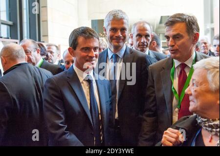 Frankreichs Premierminister Manuel Valls flankiert vom rechten Parteimitglied der französischen Oppositionsunion für eine Volksbewegung (UMP) Laurent Vauquiez, der am 17. Oktober 2014 am 30. Kongress der ANEM, der Nationalen Vereinigung der gewählten Vertreter aus den Berggebieten, in Chambery, Französische Alpen, teilnahm. Foto von Bertrand Gilles/ABACAPRESS.COM Stockfoto