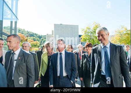 Frankreichs Premierminister Manuel Valls flankiert vom rechten Parteimitglied der französischen Oppositionsunion für eine Volksbewegung (UMP) Laurent Vauquiez, der am 17. Oktober 2014 am 30. Kongress der ANEM, der Nationalen Vereinigung der gewählten Vertreter aus den Berggebieten, in Chambery, Französische Alpen, teilnahm. Foto von Bertrand Gilles/ABACAPRESS.COM Stockfoto