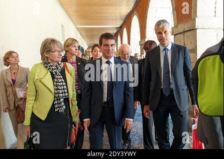 Frankreichs Premierminister Manuel Valls flankiert vom rechten Parteimitglied der französischen Oppositionsunion für eine Volksbewegung (UMP) Laurent Vauquiez, der am 17. Oktober 2014 am 30. Kongress der ANEM, der Nationalen Vereinigung der gewählten Vertreter aus den Berggebieten, in Chambery, Französische Alpen, teilnahm. Foto von Bertrand Gilles/ABACAPRESS.COM Stockfoto