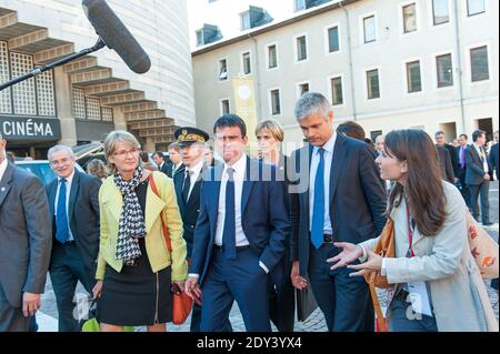 Frankreichs Premierminister Manuel Valls flankiert vom rechten Parteimitglied der französischen Oppositionsunion für eine Volksbewegung (UMP) Laurent Vauquiez, der am 17. Oktober 2014 am 30. Kongress der ANEM, der Nationalen Vereinigung der gewählten Vertreter aus den Berggebieten, in Chambery, Französische Alpen, teilnahm. Foto von Bertrand Gilles/ABACAPRESS.COM Stockfoto