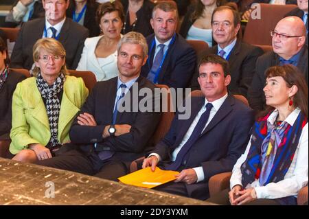Frankreichs Premierminister Manuel Valls flankiert vom rechten Parteimitglied der französischen Oppositionsunion für eine Volksbewegung (UMP) Laurent Vauquiez, der am 17. Oktober 2014 am 30. Kongress der ANEM, der Nationalen Vereinigung der gewählten Vertreter aus den Berggebieten, in Chambery, Französische Alpen, teilnahm. Foto von Bertrand Gilles/ABACAPRESS.COM Stockfoto