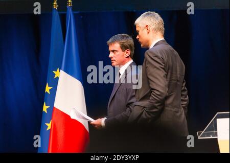 Frankreichs Premierminister Manuel Valls flankiert vom rechten Parteimitglied der französischen Oppositionsunion für eine Volksbewegung (UMP) Laurent Vauquiez, der am 17. Oktober 2014 am 30. Kongress der ANEM, der Nationalen Vereinigung der gewählten Vertreter aus den Berggebieten, in Chambery, Französische Alpen, teilnahm. Foto von Bertrand Gilles/ABACAPRESS.COM Stockfoto