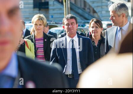 Frankreichs Premierminister Manuel Valls flankiert vom rechten Parteimitglied der französischen Oppositionsunion für eine Volksbewegung (UMP) Laurent Vauquiez, der am 17. Oktober 2014 am 30. Kongress der ANEM, der Nationalen Vereinigung der gewählten Vertreter aus den Berggebieten, in Chambery, Französische Alpen, teilnahm. Foto von Bertrand Gilles/ABACAPRESS.COM Stockfoto