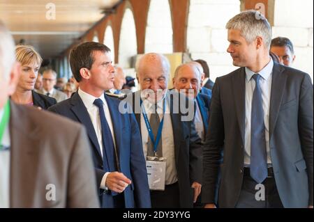 Frankreichs Premierminister Manuel Valls flankiert vom rechten Parteimitglied der französischen Oppositionsunion für eine Volksbewegung (UMP) Laurent Vauquiez, der am 17. Oktober 2014 am 30. Kongress der ANEM, der Nationalen Vereinigung der gewählten Vertreter aus den Berggebieten, in Chambery, Französische Alpen, teilnahm. Foto von Bertrand Gilles/ABACAPRESS.COM Stockfoto