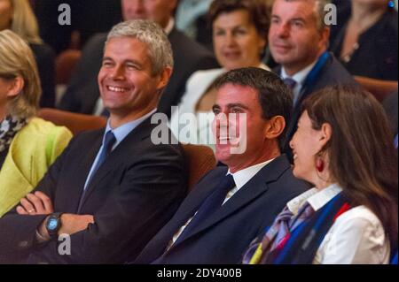 Frankreichs Premierminister Manuel Valls flankiert vom rechten Parteimitglied der französischen Oppositionsunion für eine Volksbewegung (UMP) Laurent Vauquiez, der am 17. Oktober 2014 am 30. Kongress der ANEM, der Nationalen Vereinigung der gewählten Vertreter aus den Berggebieten, in Chambery, Französische Alpen, teilnahm. Foto von Bertrand Gilles/ABACAPRESS.COM Stockfoto