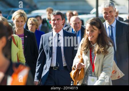 Frankreichs Premierminister Manuel Valls flankiert vom rechten Parteimitglied der französischen Oppositionsunion für eine Volksbewegung (UMP) Laurent Vauquiez, der am 17. Oktober 2014 am 30. Kongress der ANEM, der Nationalen Vereinigung der gewählten Vertreter aus den Berggebieten, in Chambery, Französische Alpen, teilnahm. Foto von Bertrand Gilles/ABACAPRESS.COM Stockfoto