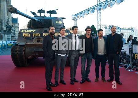 (L-R) die Besetzung Shia LaBeouf, Logan Lerman, Jon Bernthal, Brad Pitt, Michael Pena und Drehbuchautor/Produzent/Regisseur David Ayer bei einer Fotoausstellung vor der französischen Premiere des Films 'Fury', der am 18. Oktober 2014 im Hotel des Invalides in Paris, Frankreich, stattfand. Foto von Thierry Orban/ABACAPRESS.COM Stockfoto