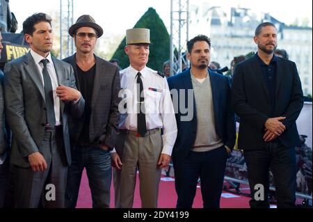 (L-R) Darsteller Jon Bernthal, Brad Pitt und Michael Pena sowie Drehbuchautor/Produzent/Regisseur David Ayer mit dem französischen General und Militärgouverneur von Paris Herve Charpentier bei einer Fotoausstellung vor der französischen Premiere des Films 'Fury', der am 18. Oktober 2014 im Hotel des Invalides in Paris, Frankreich, stattfand. Foto von Thierry Orban/ABACAPRESS.COM Stockfoto