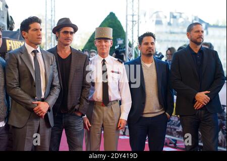 (L-R) Darsteller Jon Bernthal, Brad Pitt und Michael Pena sowie Drehbuchautor/Produzent/Regisseur David Ayer mit dem französischen General und Militärgouverneur von Paris Herve Charpentier bei einer Fotoausstellung vor der französischen Premiere des Films 'Fury', der am 18. Oktober 2014 im Hotel des Invalides in Paris, Frankreich, stattfand. Foto von Thierry Orban/ABACAPRESS.COM Stockfoto