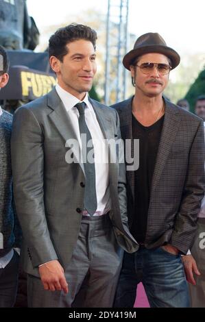 Die Schauspieler Jon Bernthal (L) und Brad Pitt bei einer Fotoausstellung im Vorfeld der französischen Premiere des Films 'Fury', der am 18. Oktober 2014 im Hotel des Invalides in Paris, Frankreich, stattfand. Foto von Thierry Orban/ABACAPRESS.COM Stockfoto