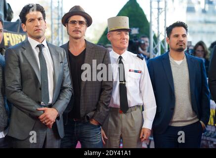 (L-R) die Besetzung Jon Bernthal, Brad Pitt und Michael Pena mit dem französischen General und Militärgouverneur von Paris Herve Charpentier bei einer Fotoausstellung vor der französischen Premiere des Films 'Fury', der am 18. Oktober 2014 im Hotel des Invalides in Paris, Frankreich, stattfand. Foto von Thierry Orban/ABACAPRESS.COM Stockfoto