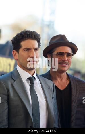 Die Schauspieler Jon Bernthal (L) und Brad Pitt bei einer Fotoausstellung im Vorfeld der französischen Premiere des Films 'Fury', der am 18. Oktober 2014 im Hotel des Invalides in Paris, Frankreich, stattfand. Foto von Thierry Orban/ABACAPRESS.COM Stockfoto