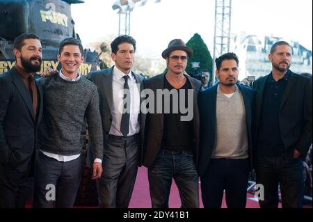 (L-R) die Besetzung Shia LaBeouf, Logan Lerman, Jon Bernthal, Brad Pitt, Michael Pena und Drehbuchautor/Produzent/Regisseur David Ayer bei einer Fotoausstellung vor der französischen Premiere des Films 'Fury', der am 18. Oktober 2014 im Hotel des Invalides in Paris, Frankreich, stattfand. Foto von Thierry Orban/ABACAPRESS.COM Stockfoto