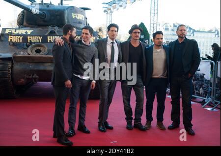 (L-R) die Besetzung Shia LaBeouf, Logan Lerman, Jon Bernthal, Brad Pitt, Michael Pena und Drehbuchautor/Produzent/Regisseur David Ayer bei einer Fotoausstellung vor der französischen Premiere des Films 'Fury', der am 18. Oktober 2014 im Hotel des Invalides in Paris, Frankreich, stattfand. Foto von Thierry Orban/ABACAPRESS.COM Stockfoto