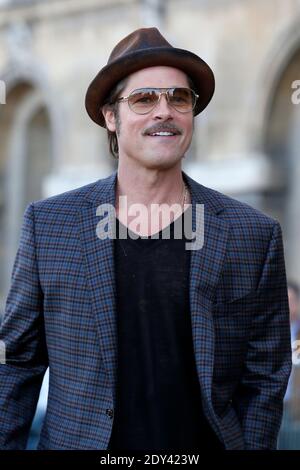 Schauspieler Brad Pitt kommt zu einer Fotoausstellung vor der französischen Premiere des Films Fury, der am 18. Oktober 2014 im Hotel des Invalides in Paris, Frankreich, stattfand. Foto von ABACAPRESS.COM Stockfoto