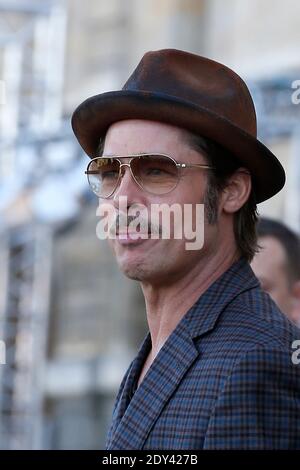 Schauspieler Brad Pitt kommt zu einer Fotoausstellung vor der französischen Premiere des Films Fury, der am 18. Oktober 2014 im Hotel des Invalides in Paris, Frankreich, stattfand. Foto von ABACAPRESS.COM Stockfoto