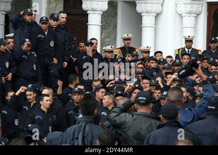 Algerische Polizisten nehmen am 15. Oktober 2014 an einem öffentlichen Protest in der Nähe des Präsidentenpalastes in Algier, Algerien, Teil, um eine Polizeidemonstration über Arbeitsbedingungen zu unterstützen und ihre Solidarität mit Kollegen auszudrücken, die bei Zusammenstößen mit Demonstranten in Ghardaia im Süden des Landes verletzt wurden. Laut der Zeitung al-Watan nahmen 1500 Polizisten an der Demonstration am 13. Oktober 2014 in Ghardaia Teil, wo seit Monaten Zusammenstöße zwischen Arabern und Berbern stattfinden. Foto von Bilral Bensalem/ABACAPRESS.COM Stockfoto