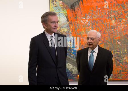 Der kanadisch-amerikanische Architekt Frank Gehry (R) und LVMH-CEO der Luxusgruppe LVMH, Bernard Arnault, posieren bei der Einweihung der Louis Vuitton Foundation, eine Woche vor der offiziellen Eröffnung am 20. Oktober 2014 in Paris, Frankreich, vor dem "Gudrun", einem Öl auf Leinwand von Gerhard Richter. Fotopool von Romuald Meigneux/ABACAPRESS.COM Stockfoto