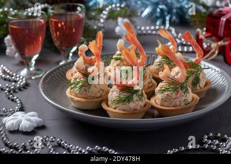 Tartlets mit Krabbenstäbchen, Käse und Garnelen in der Neujahrskomposition. Köstlicher festlicher Snack. Nahaufnahme Stockfoto