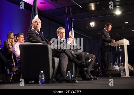 Der Präsident des generalrats für das Departement Alpes-Maritimes Eric Ciotti und der ehemalige Präsident Nicolas Sarkozy hören sich an, wie der Bürgermeister von Nizza, Christian Estrosi, am 21. Oktober 2014 bei Sarkozys Treffen als Kandidat für die Präsidentschaft der UMP in Nizza, Südfrankreich, seine Rede hält. Foto von Franck Bessiere/ABACAPRESS.COM Stockfoto