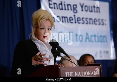 Der Musiker Cyndi Lauper, Mitbegründer des True Colors Fund und des Gesundheits- und Sozialbüros für Familien- und Jugenddienste nehmen an einer Diskussion mit dem Titel „Ending Youth Homelessness: A Call to Action“ im National Press Club am 22. Oktober 2014 in Washington, DC, USA Teil. Foto von Olivier Douliery/ABACAPRESS.COM Stockfoto