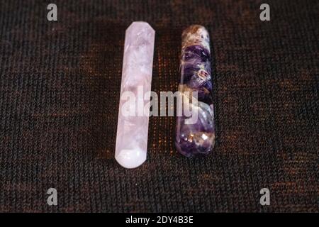 Quarts und Amethyst Kristall Zylinder rosa und lila . Hochwertige Fotos Stockfoto