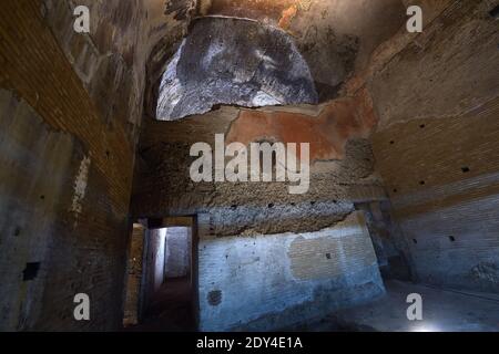 Ein Blick auf die unterirdische antike Domus Aurea-Stätte (Goldenes Haus), die opulente Villa, die der römische Kaiser Nero am 24. Oktober 2014 in Rom, Italien, erbaut hat. Der goldene Palast, den Kaiser Nero als Denkmal für sich selbst erbauen ließ, nachdem die Hälfte des alten Roms vom Feuer verzehrt wurde, wird wieder für die Öffentlichkeit geöffnet, obwohl seine Renovierung noch nicht abgeschlossen ist. Der Hauptpalast des 'Domus Aurea' oder 'Golden House' Komplexes, der einst einen künstlichen See, wo das Kolosseum heute steht, umfasste, wurde 2005 für Notreparaturen geschlossen und 2007 kurz wieder eröffnet, bevor er wieder geschlossen wurde. Die Besuche finden am statt Stockfoto