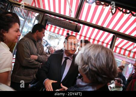 Der französische Präsident Francois Hollande verließ das Land nach einem Besuch des Vereins "Labo des Histoires" in Paris, Frankreich am 28. Oktober 2014. Photo Pool von Hamilton/ABACAPRESS.COM Stockfoto